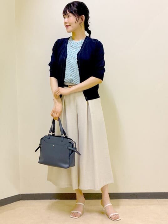 ブルー系のカーディガン/ボレロ、ブルー系のシャツ/ブラウス、グレー系のタンクトップを着用したレディースの夏コーディネートの7枚目の写真