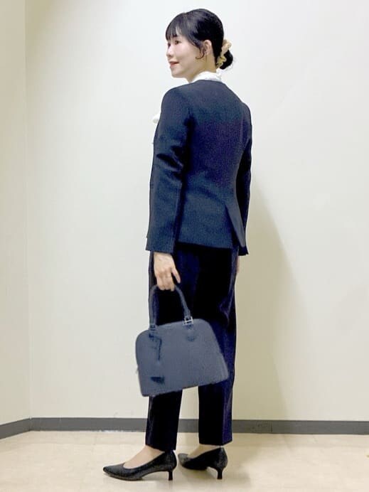 ブルー系のノーカラージャケット、ホワイト系のシャツ/ブラウス、ブルー系のその他パンツを着用したレディースの冬コーディネートの4枚目の写真