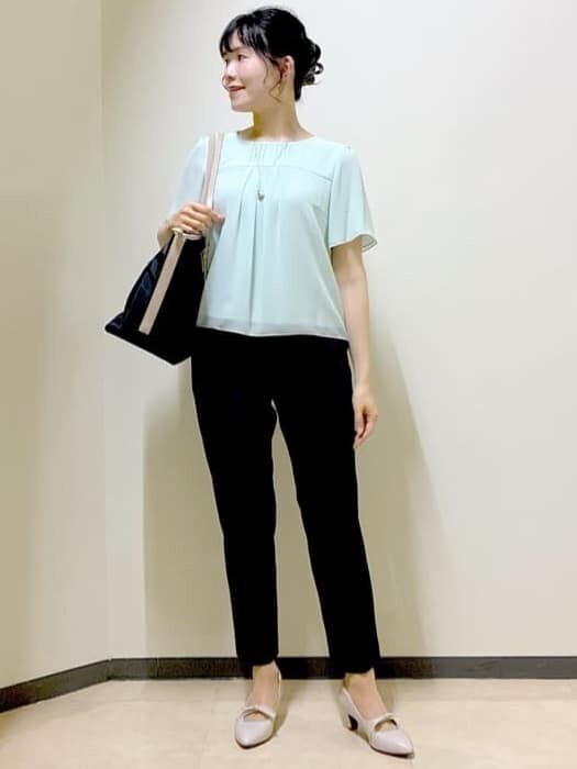 グリーン系のシャツ/ブラウス、ブルー系のその他パンツ、グレー系のカーディガン/ボレロを着用したレディースの夏コーディネートの7枚目の写真