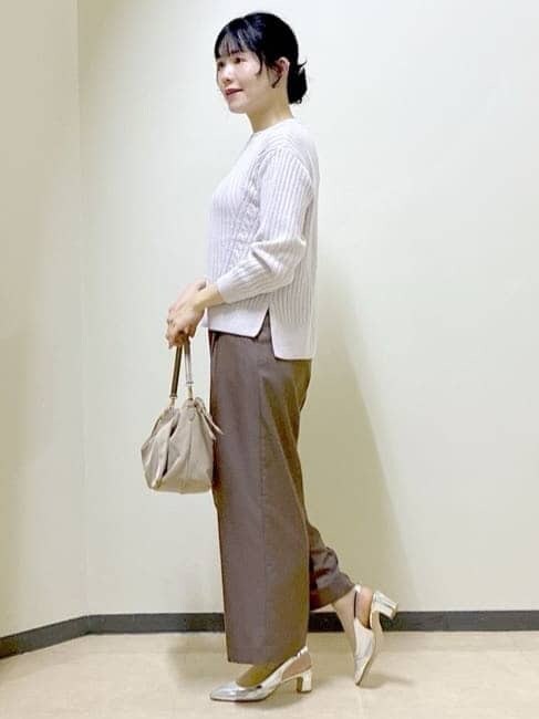 グレー系のニット/セーター、ブラウン系のその他パンツ、ベージュ系のショルダーバッグを着用したレディースの冬コーディネートの3枚目の写真