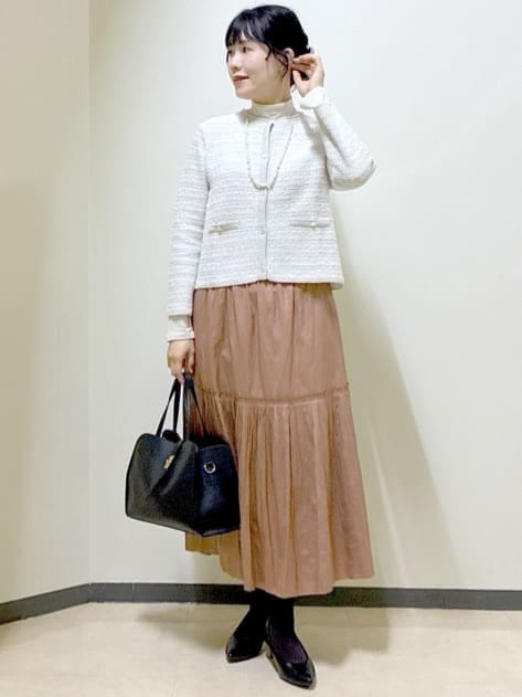 グレー系のカーディガン/ボレロ、ベージュ系のニット/セーター、レッド系のスカートを着用したレディースの冬コーディネートの6枚目の写真