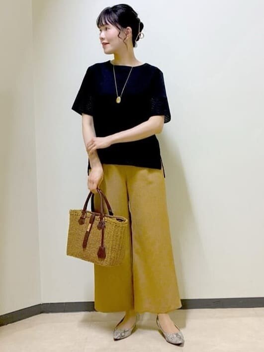 ブラック系のTシャツ/カットソー、イエロー系のその他パンツ、グレー系のその他パンツを着用したレディースの夏コーディネートの8枚目の写真
