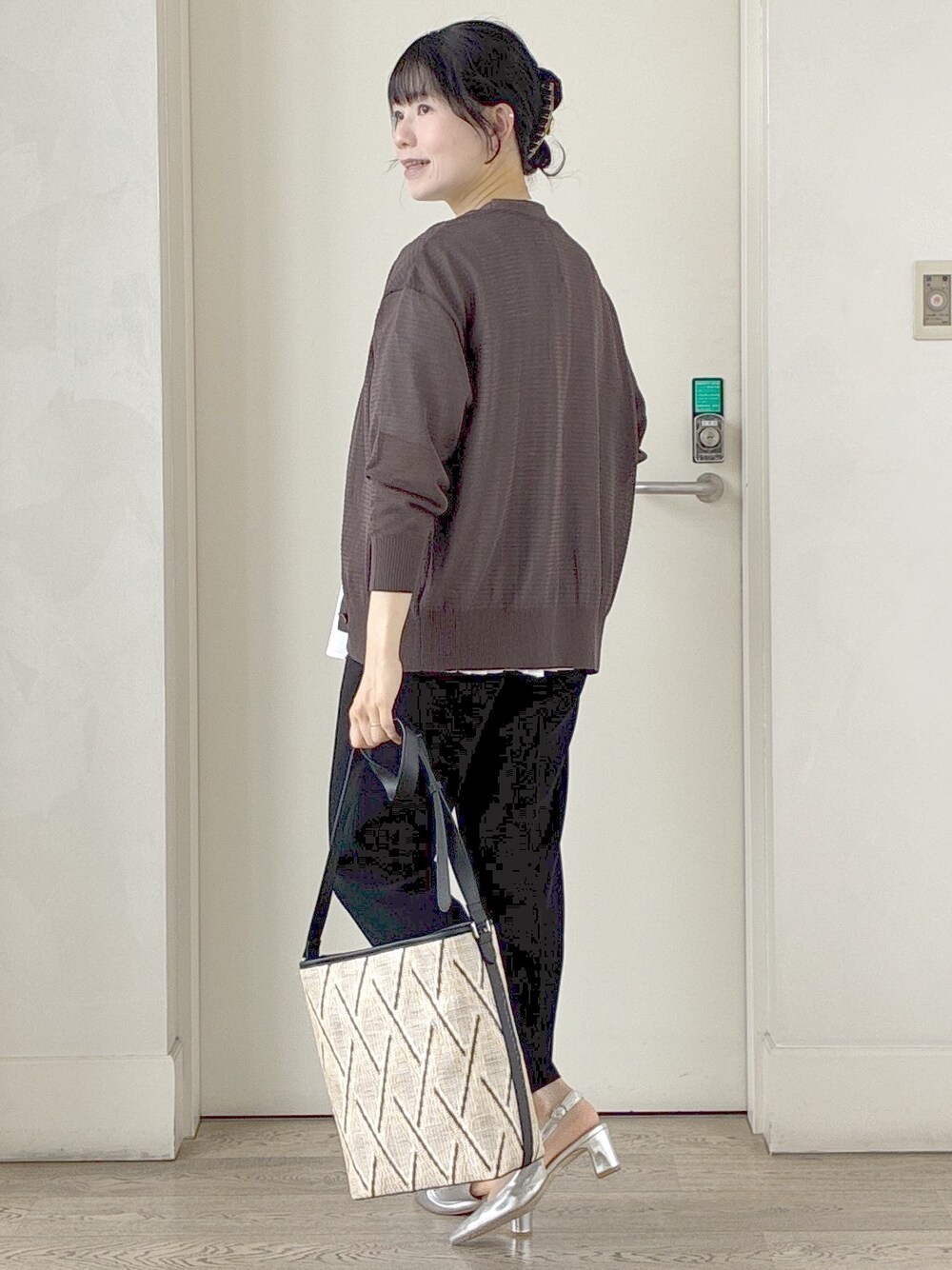 ブラウン系のカーディガン/ボレロ、ブラック系のその他パンツ、ベージュ系のショルダーバッグを着用したレディースの夏コーディネートの4枚目の写真