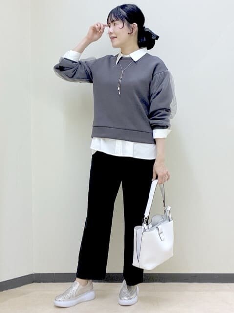 グレー系のTシャツ/カットソー、ホワイト系のシャツ/ブラウス、ブラック系のその他パンツを着用したレディースの春コーディネートの8枚目の写真