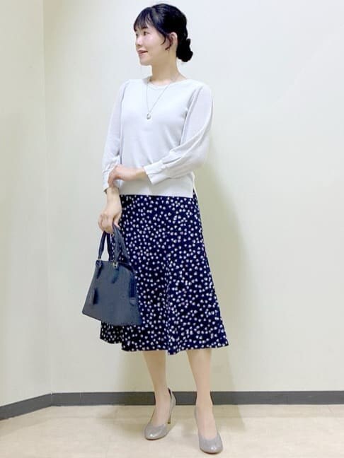 グレー系のニット/セーター、ブルー系のノーカラージャケット、ブルー系のスカートを着用したレディースの冬コーディネートの6枚目の写真