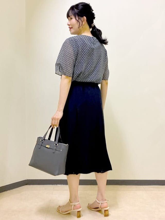 ブルー系のシャツ/ブラウス、ブルー系のスカート、ブルー系のスカートを着用したレディースの夏コーディネートの10枚目の写真