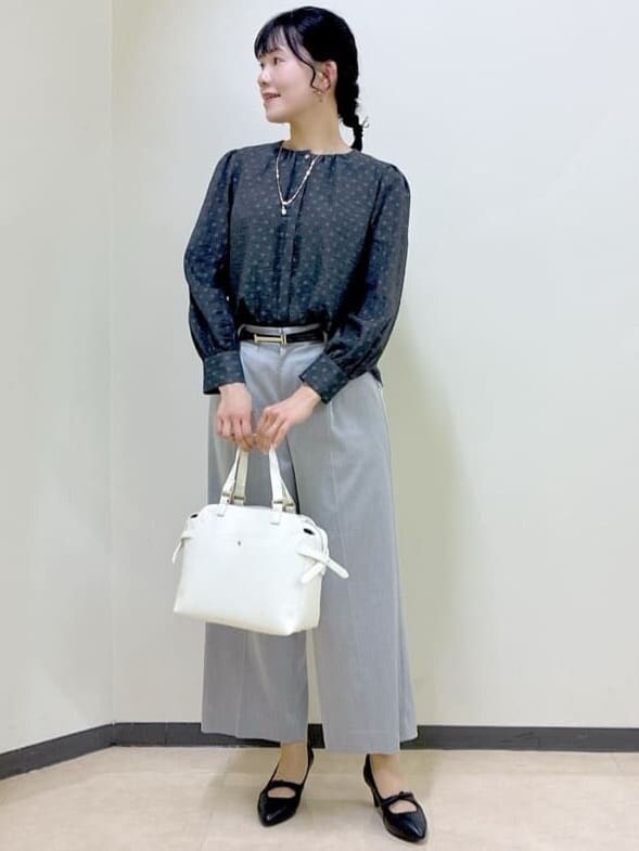 ベージュ系のトレンチコート、グレー系のシャツ/ブラウス、グレー系のその他パンツを着用したレディースの春コーディネートの9枚目の写真