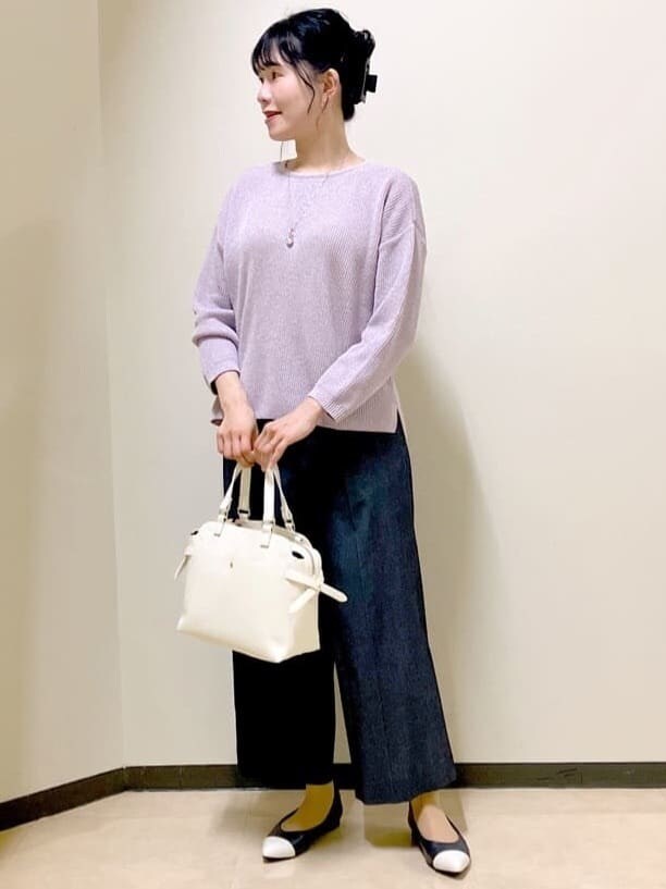 ピンク系のニット/セーター、ブルー系のその他パンツ、ベージュ系のピーコートを着用したレディースの春コーディネートの7枚目の写真