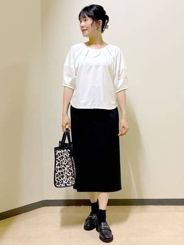 ホワイト系のTシャツ/カットソー、ブラック系のスカート、ブラウン系のスカートを着用したレディースの夏コーディネートの8枚目の写真
