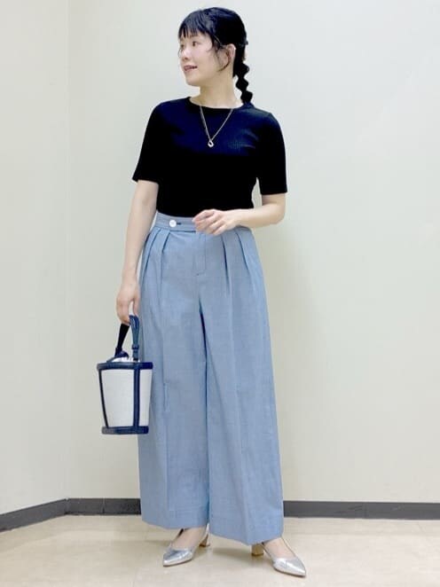 ホワイト系のシャツ/ブラウス、ブラック系のTシャツ/カットソー、ブルー系のその他パンツを着用したレディースの春コーディネートの9枚目の写真
