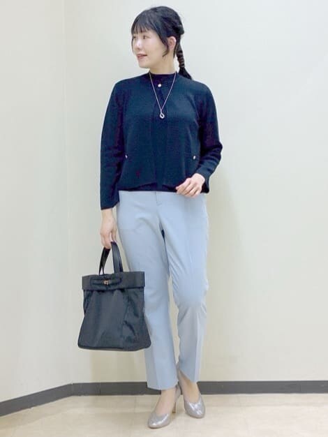 ブルー系のニット/セーター、ブルー系のカーディガン/ボレロ、ブルー系のその他パンツを着用したレディースの春コーディネートの9枚目の写真