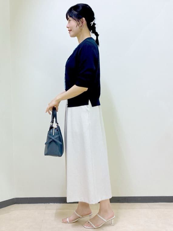 ブルー系のカーディガン/ボレロ、ブルー系のシャツ/ブラウス、グレー系のタンクトップを着用したレディースの夏コーディネートの2枚目の写真
