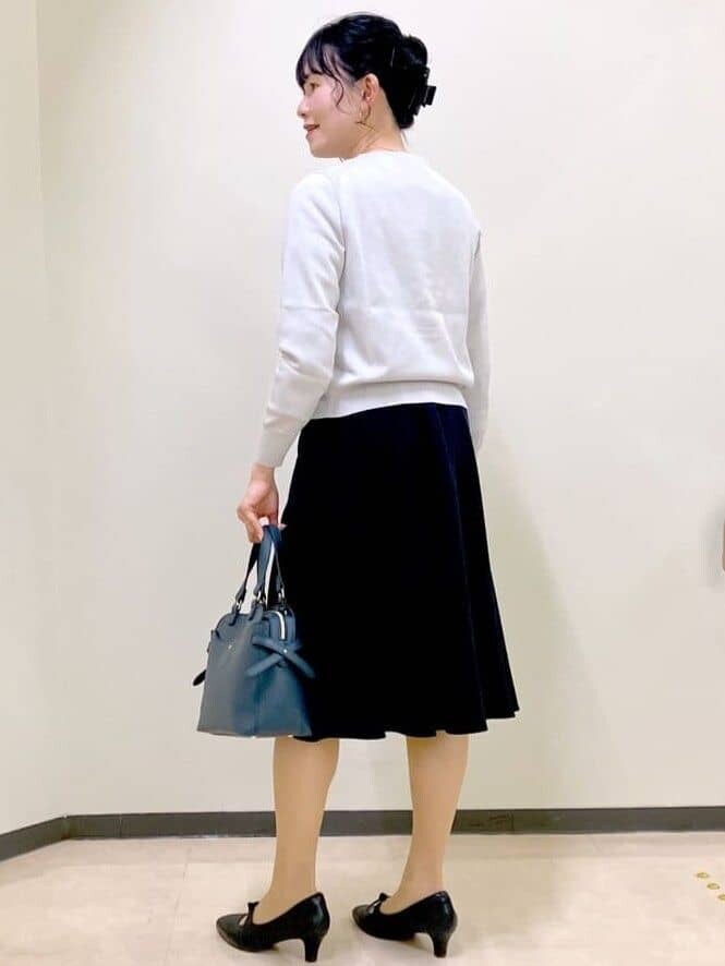 パープル系のシャツ/ブラウス、ブルー系のノーカラージャケット、ブルー系のスカートを着用したレディースの春コーディネートの10枚目の写真