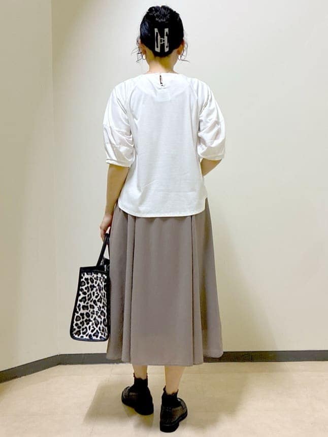 ホワイト系のTシャツ/カットソー、ブラウン系のスカート、ブラック系のスカートを着用したレディースの夏コーディネートの3枚目の写真
