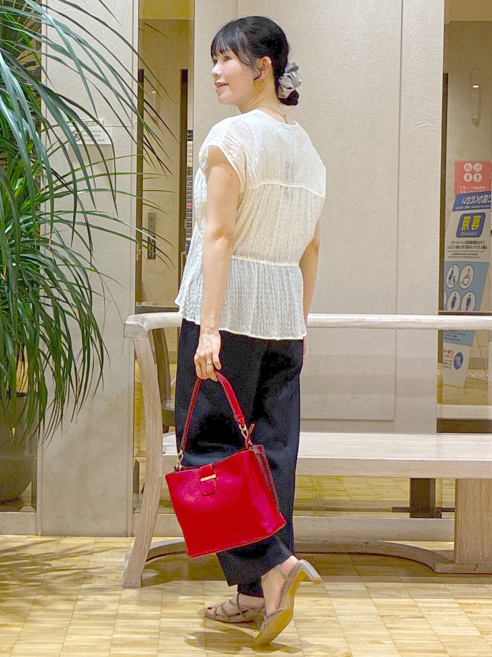 ホワイト系のシャツ/ブラウス、ブルー系のその他パンツ、ベージュ系のタンクトップを着用したレディースの夏コーディネートの4枚目の写真