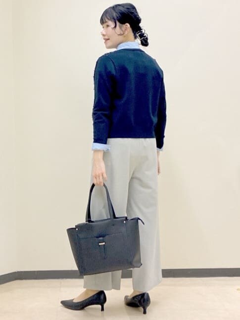 ブルー系のカーディガン/ボレロ、ブルー系のシャツ/ブラウス、グレー系のその他パンツを着用したレディースの春コーディネートの10枚目の写真