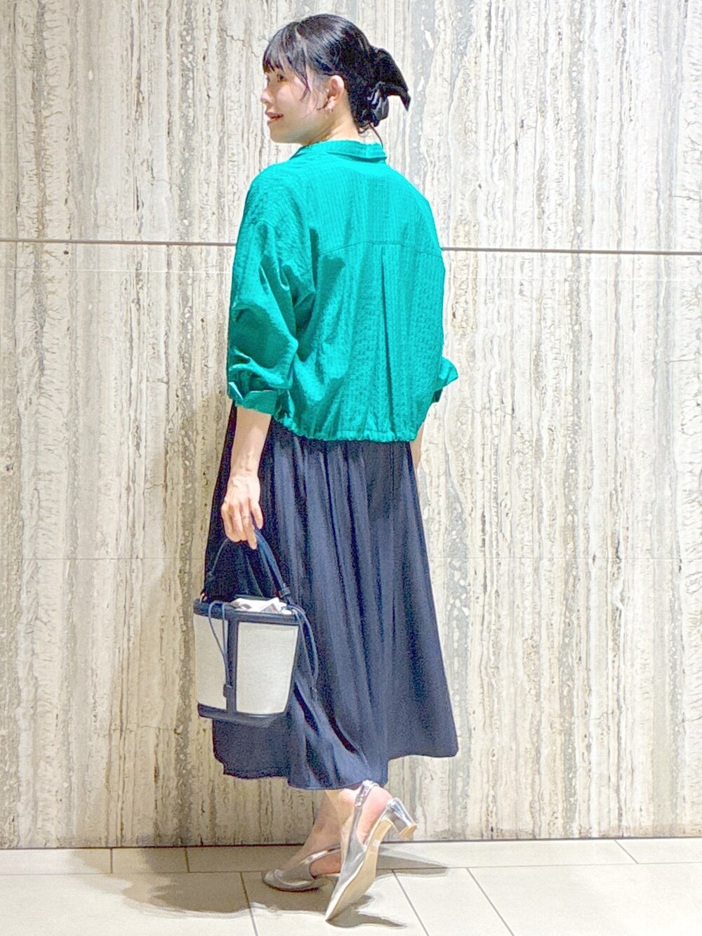 グリーン系のシャツ/ブラウス、ホワイト系のTシャツ/カットソー、ブルー系のその他パンツを着用したレディースの夏コーディネートの4枚目の写真