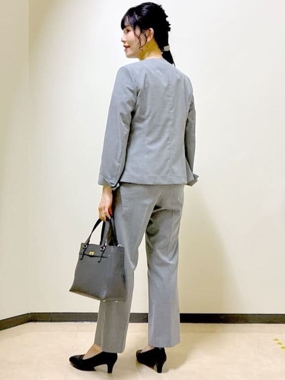 グレー系のノーカラージャケット、ブルー系のシャツ/ブラウス、グレー系のその他パンツを着用したレディースの夏コーディネートの8枚目の写真