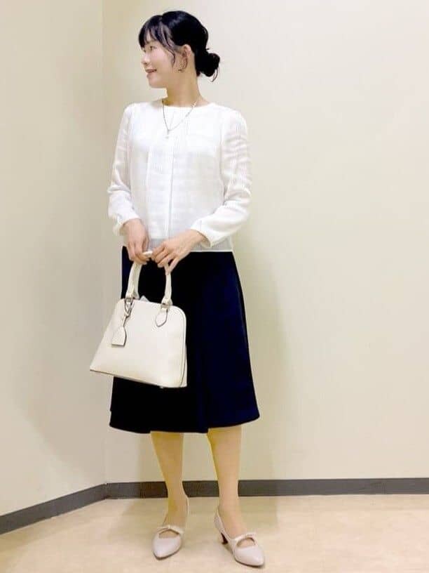 ホワイト系のシャツ/ブラウス、ブルー系のシャツ/ブラウス、ブルー系のスカートを着用したレディースの春コーディネートの5枚目の写真