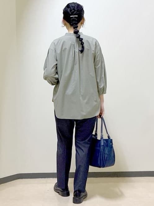 グリーン系のシャツ/ブラウス、ブルー系のその他パンツ、ブルー系のショルダーバッグを着用したレディースの冬コーディネートの3枚目の写真