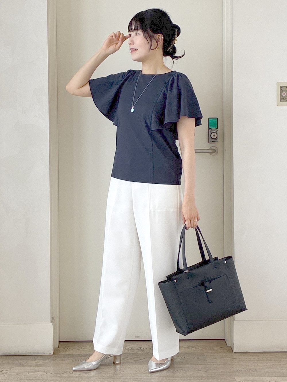 ブルー系のテーラードジャケット、ブルー系のTシャツ/カットソー、ホワイト系のその他パンツを着用したレディースの夏コーディネートの9枚目の写真