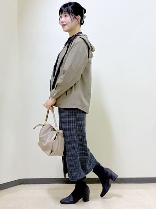グリーン系のブルゾン、ブルー系のシャツ/ブラウス、グレー系のスカートを着用したレディースの冬コーディネートの2枚目の写真