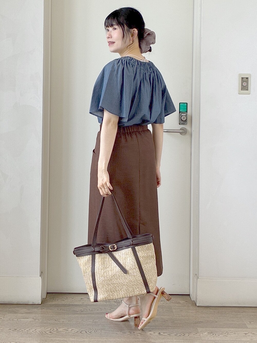 ブルー系のシャツ/ブラウス、グレー系のタンクトップ、ブルー系のスカートを着用したレディースの夏コーディネートの4枚目の写真