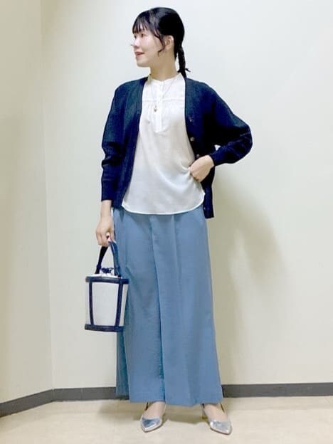 ベージュ系のシャツ/ブラウス、ベージュ系のノーカラージャケット、ブルー系のその他パンツを着用したレディースの春コーディネートの7枚目の写真