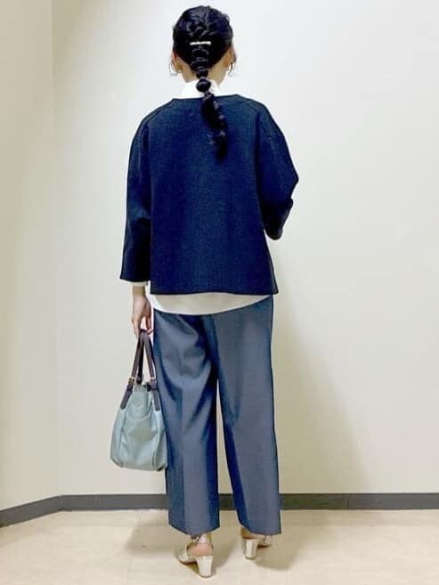 パープル系のTシャツ/カットソー、ホワイト系のシャツ/ブラウス、ブルー系のその他パンツを着用したレディースの冬コーディネートの3枚目の写真