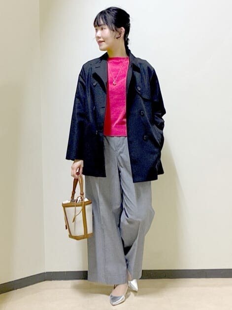 ブラック系のその他パンツ、ブラック系のステンカラーコート、ピンク系のニット/セーターを着用したレディースの冬コーディネートの10枚目の写真