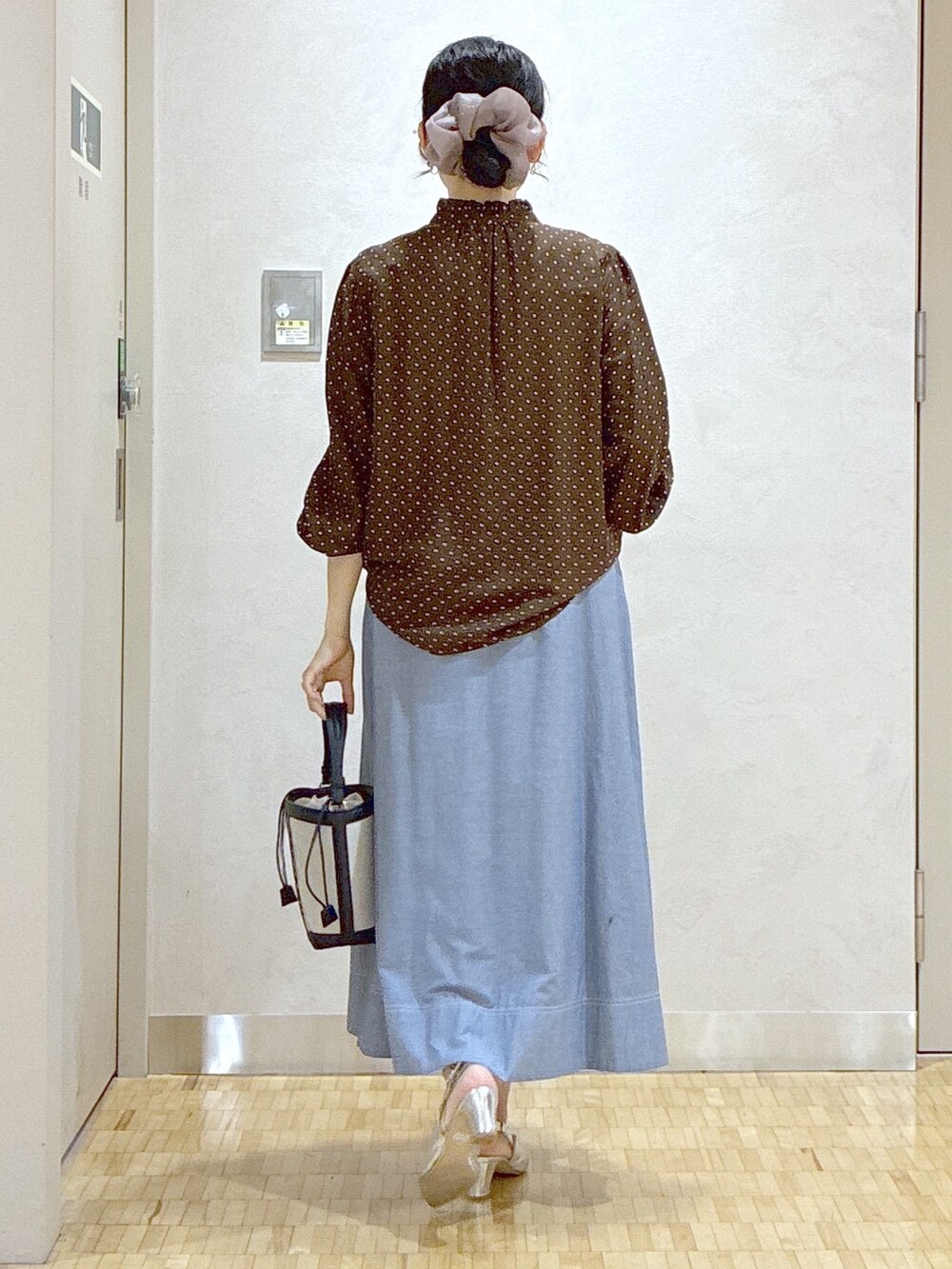 ブラウン系のシャツ/ブラウス、ブルー系のスカート、ブルー系のショルダーバッグを着用したレディースの夏コーディネートの3枚目の写真