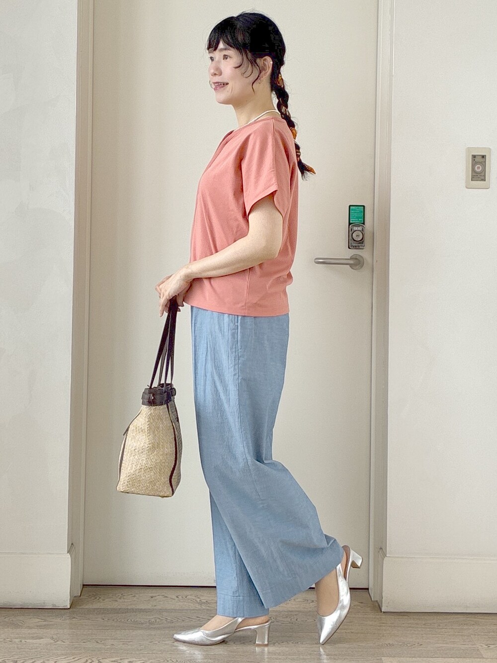 ブルー系のその他パンツ、ピンク系のTシャツ/カットソー、イエロー系のトートバッグを着用したレディースの春コーディネートの2枚目の写真