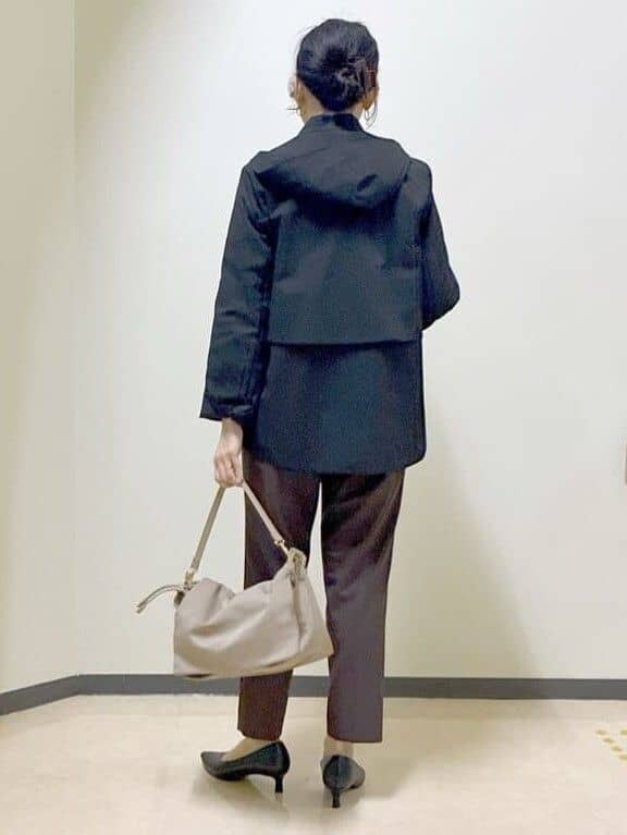 ブラック系のブルゾン、ホワイト系のニット/セーター、ブルー系のTシャツ/カットソーを着用したレディースの冬コーディネートの3枚目の写真