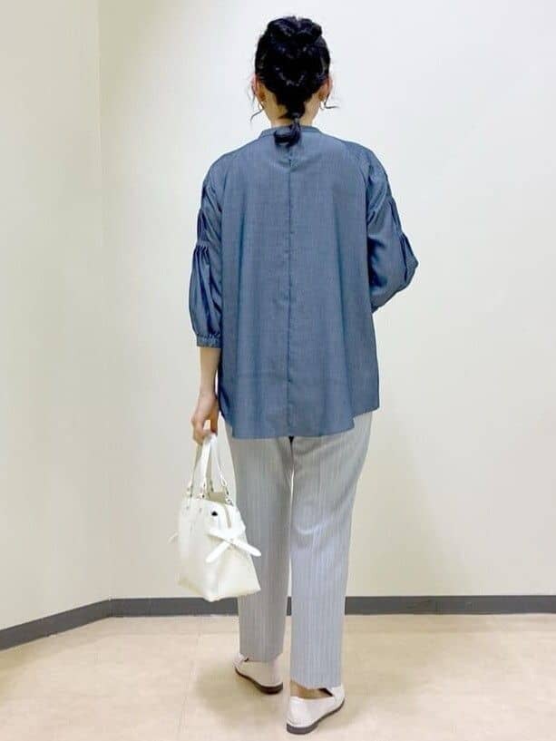 ブルー系のシャツ/ブラウス、グレー系のその他パンツ、ホワイト系のトートバッグを着用したレディースの夏コーディネートの3枚目の写真