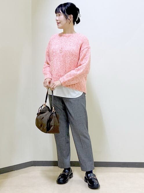 レッド系のニット/セーター、ホワイト系のTシャツ/カットソー、ブラック系のその他パンツを着用したレディースの冬コーディネートの6枚目の写真