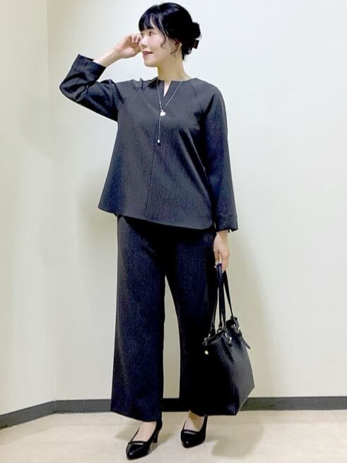 グレー系のシャツ/ブラウス、グレー系のその他パンツ、ブラック系のテーラードジャケットを着用したレディースの秋コーディネートの7枚目の写真