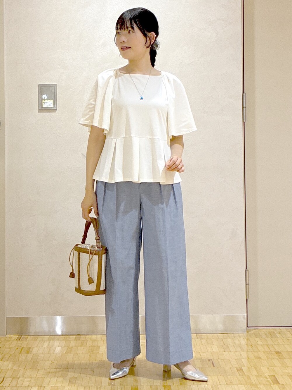 ホワイト系のTシャツ/カットソー、ブルー系のその他パンツ、オレンジ系のシャツ/ブラウスを着用したレディースの夏コーディネートの7枚目の写真