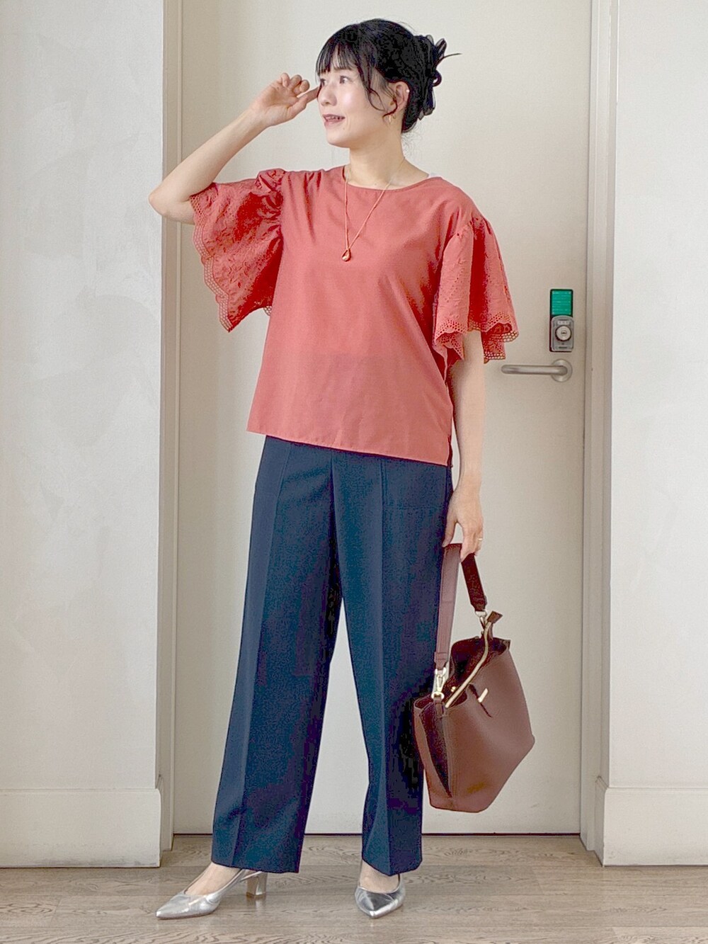 レッド系のシャツ/ブラウス、ブルー系のその他パンツ、ブラウン系のトートバッグを着用したレディースの夏コーディネートの7枚目の写真