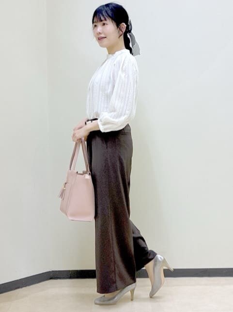 グリーン系のノーカラージャケット、ブラウン系のその他パンツ、ホワイト系のシャツ/ブラウスを着用したレディースの春コーディネートの2枚目の写真