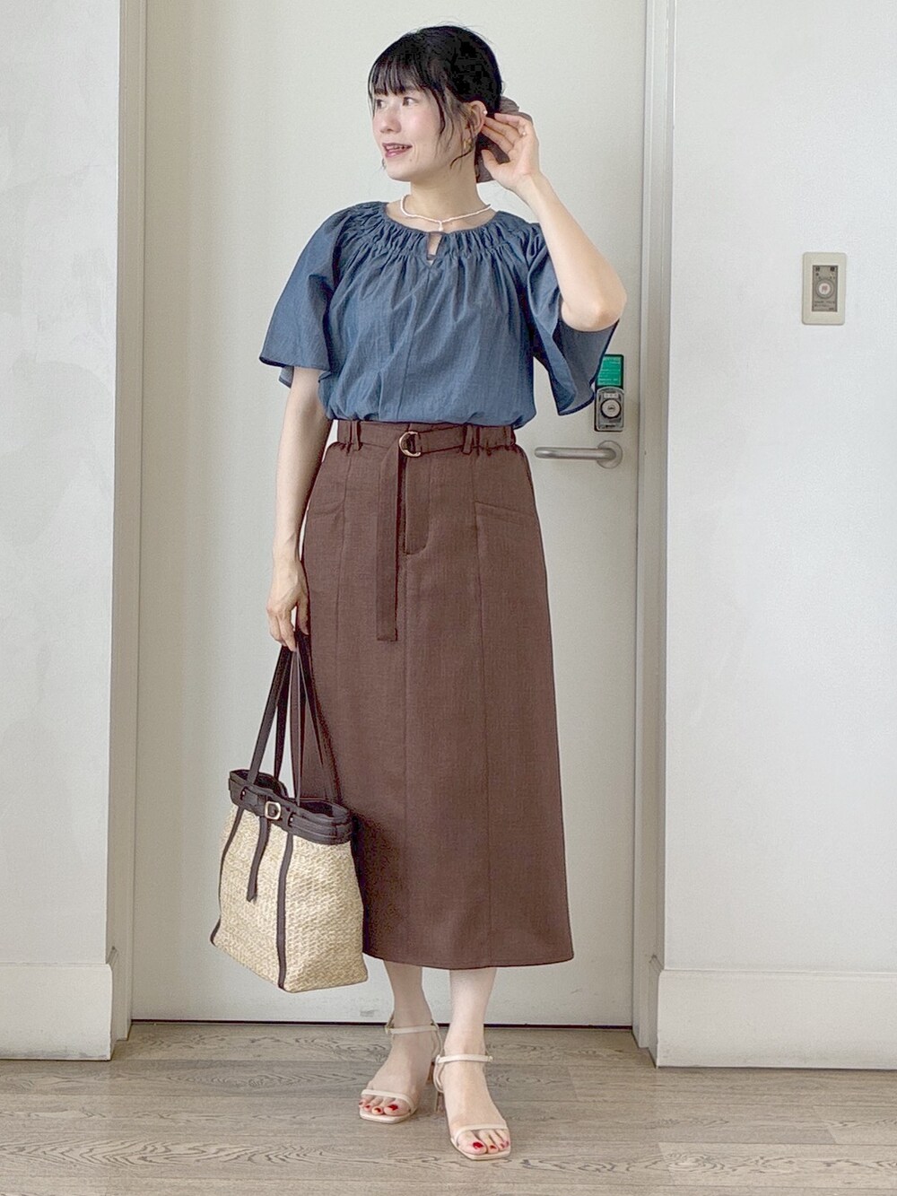 ブルー系のシャツ/ブラウス、グレー系のタンクトップ、ブルー系のスカートを着用したレディースの夏コーディネートの9枚目の写真