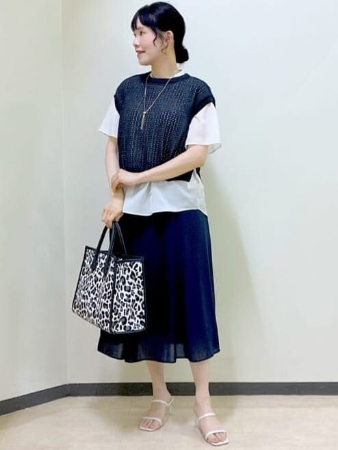 ベージュ系のシャツ/ブラウス、ブラック系のニット/セーター、ブルー系のスカートを着用したレディースの夏コーディネートの7枚目の写真
