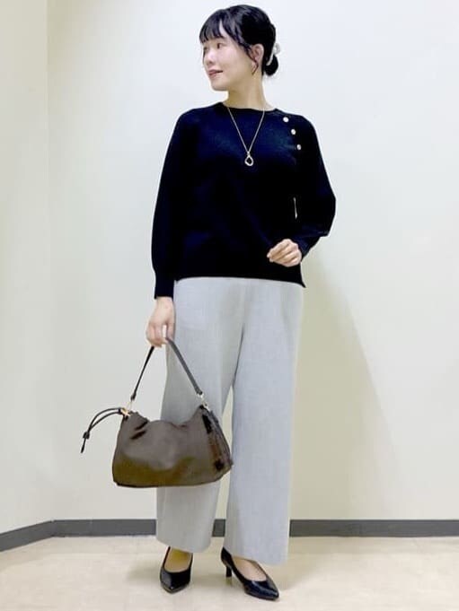 ブラック系のニット/セーター、グレー系のその他パンツ、ブラウン系のカーディガン/ボレロを着用したレディースの冬コーディネートの5枚目の写真