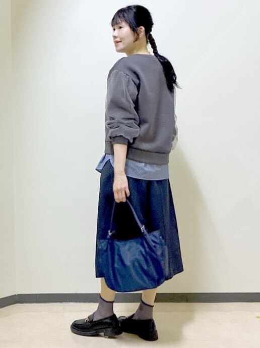 ベージュ系のその他パンツ、ブルー系のTシャツ/カットソー、ブルー系のその他パンツを着用したレディースの春コーディネートの10枚目の写真