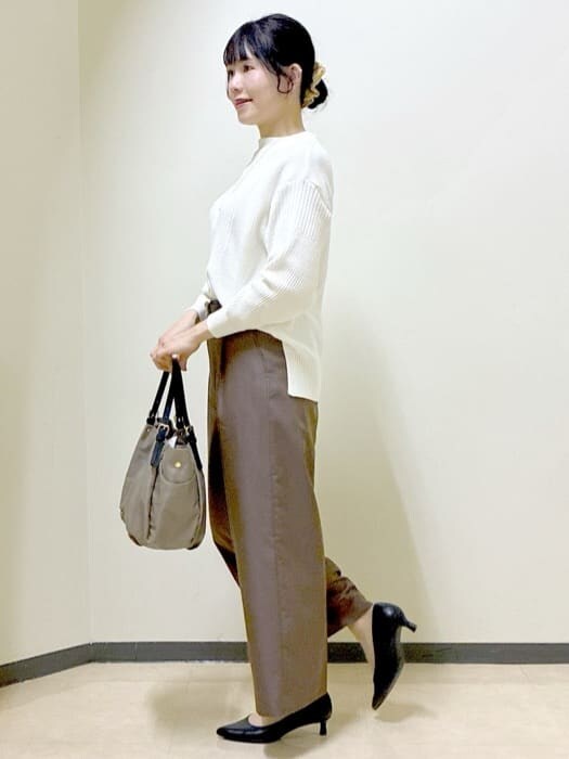 ホワイト系のニット/セーター、ブラウン系のその他パンツ、グレー系のノーカラーコートを着用したレディースの冬コーディネートの2枚目の写真