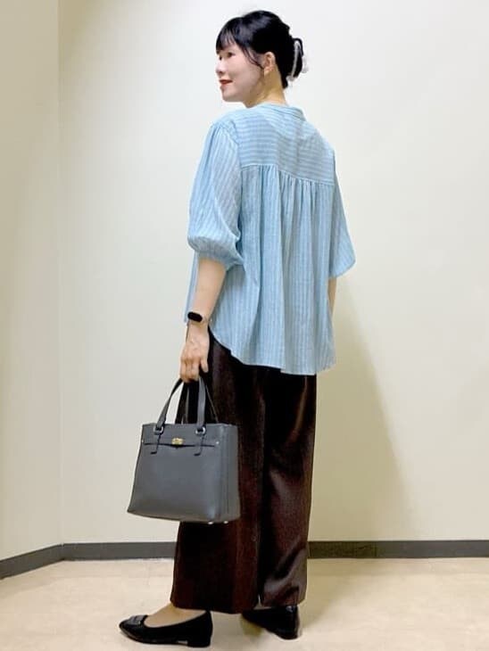 ブラック系のシャツ/ブラウス、ブルー系のシャツ/ブラウス、ブラック系のタンクトップを着用したレディースの秋コーディネートの10枚目の写真