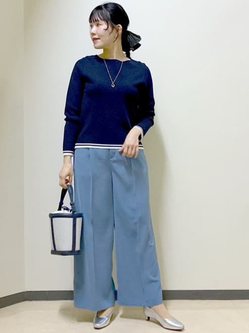 ブルー系のニット/セーター、ブルー系のその他パンツ、グレー系のパーカーを着用したレディースの春コーディネートの8枚目の写真