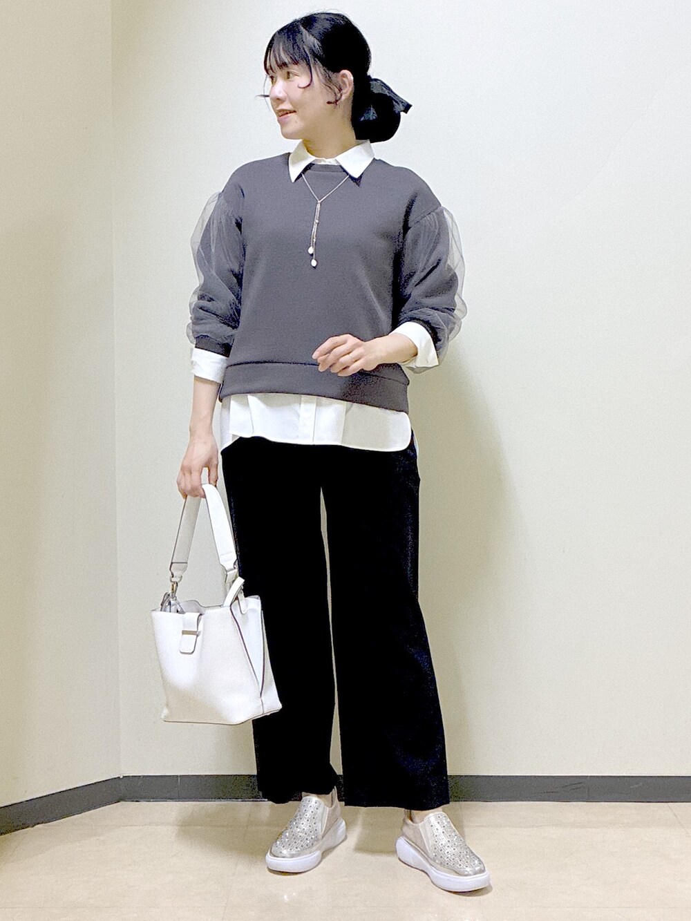ブルー系のその他パンツ、ブラック系のその他パンツ、ホワイト系のシャツ/ブラウスを着用したレディースの春コーディネートの9枚目の写真