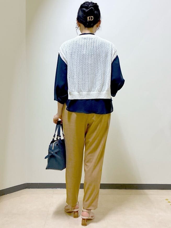 ブルー系のシャツ/ブラウス、ベージュ系のニット/セーター、イエロー系のその他パンツを着用したレディースの夏コーディネートの3枚目の写真