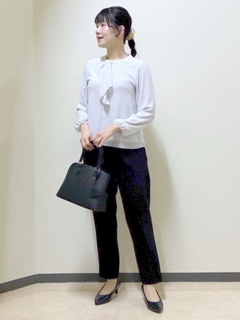 グレー系のシャツ/ブラウス、ブラック系のその他パンツ、ブラック系のノーカラージャケットを着用したレディースの春コーディネートの6枚目の写真