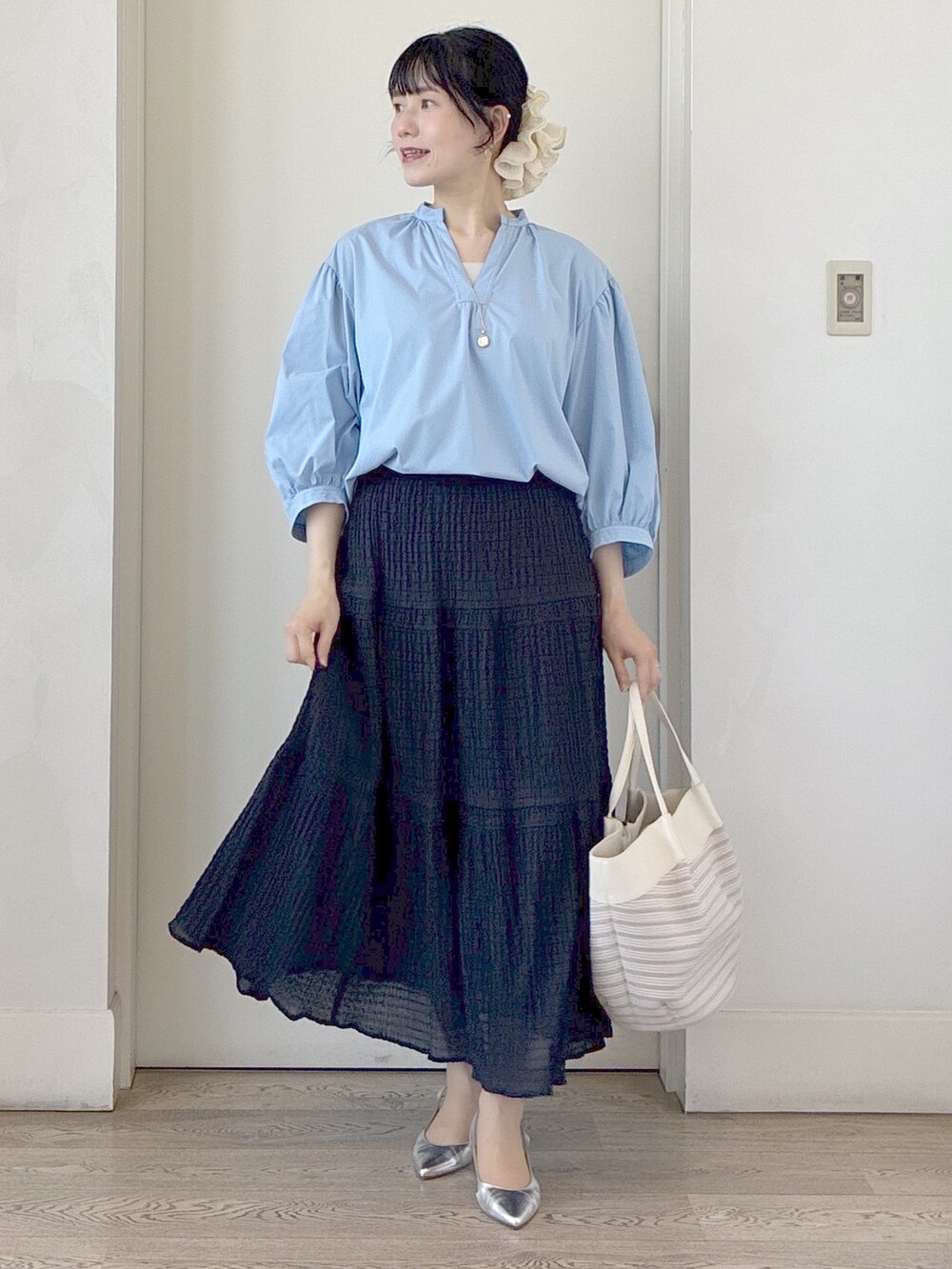 ブルー系のシャツ/ブラウス、ベージュ系のトートバッグ、ベージュ系のタンクトップを着用したレディースの春コーディネートの8枚目の写真